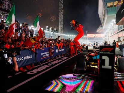 Carlos Sainz celebra el triunfo en Singapur este domingo.