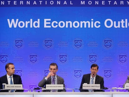 Economistas do FMI durante a apresentação das previsões