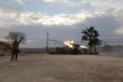 Grupos armados que se oponen al régimen de Bachar al Asad disparan mientras continúan su avance en Hama, este miércoles.