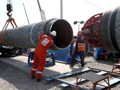 Trabajadores en la construcción del gasoducto Nord Stream 2, en Kingisepp (Rusia).