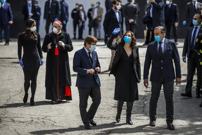 Desde la izquierda, la vicealcaldesa Begoña Villacís, el arzobispo Carlos Osoro, el alcalde José Luis Martínez-Almeida, la presidenta Isabel Díaz Ayuso y el consejero de Interior, Enrique López, en el acto de clausura de la morgue del Palacio de Hielo, en Madrid, el 22 de abril.