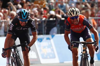 Nibali, a la derecha, supera a Landa en Bormio.