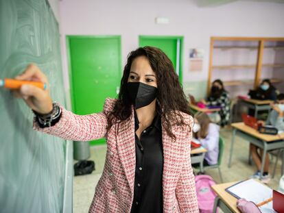 Rocío Prieto, profesora de Ciencias del colegio Santo Ángel, de Ourense. Su iniciativa la ha llevado a ganar 2 años un premio de Fundació LaCaixa, el primero basado en el uso del big data para enseñar a sus alumnos a no fiarse de lo primero que leen; y el segundo, ahora en desarrollo, en aplicar se big data para hacer llegar vacunas contra la covid a lugares remotos en África mediante el uso de drones
Óscar Corral
05/10/21