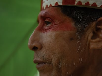 Abel Bina, indígena matsés. En 1969, cuando era todavía un niño, fue contactado por un grupo de misioneros que sobrevolaban su territorio en una avioneta.