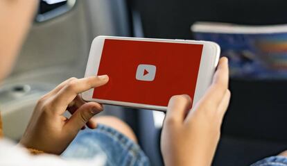 Uso YouTube en un smartphone