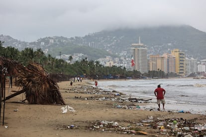 Una de las playas de Acapulco llena de basura arrastrada por los fuertes vientos y lluvias que ha traído la tormenta Beatriz.