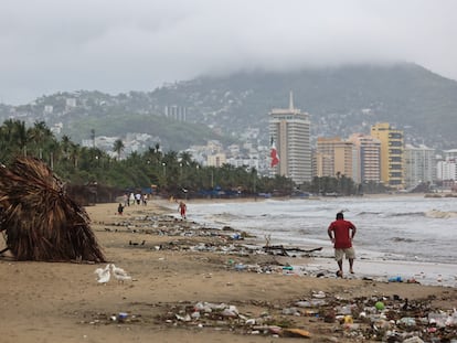 Una de las playas de Acapulco llena de basura arrastrada por los fuertes vientos y lluvias que ha traído la tormenta Beatriz.