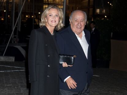 Flora Pérez y Amancio Ortega en uno de los actos con los que agasajaron a los invitados de la boda de su hija Marta con Carlos Torretta en noviembre de 2018 en A Coruña. 