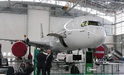 Un avión A350XWB en el hangar donde se ha celebrado la jornada de la innovación en Airbus, Toulouse.