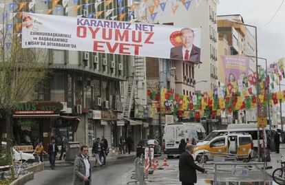 Una gran pancarta con la imagen del presidente turco, Recep Tayyip Erdogan, que lee en turco: "Nuestra decisión está clara, nuestro voto es un sí", junto a banderas partidarias del No, en Diyarbakir, al suroeste de Turquía, el 1 de abril de 2017.