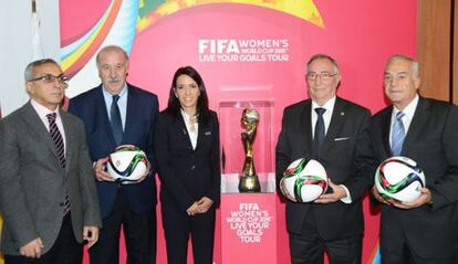 Blanco, Del Bosque, Cruz, Temprado y Quereda, junto a la Copa del Mundo, en Las Rozas.