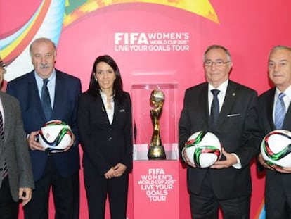 Blanco, Del Bosque, Cruz, Temprado y Quereda, junto a la Copa del Mundo, en Las Rozas.