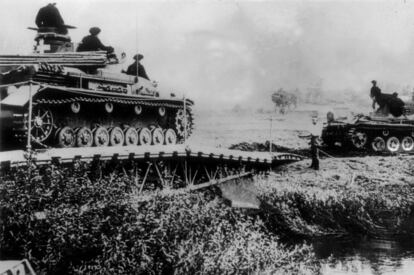 Los tanques del régimen nazi cruzan la frontera polaca el 1 de septiembre de 1939.