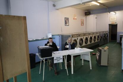 Mesa electoral instalada en una lavandería de Oxford (Inglaterra).