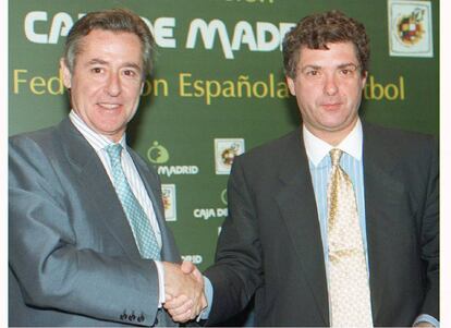 Miguel Blesa y el presidente de la Federación Española de Fútbol, Angel María Villar, durante la firma de un convenio por el que Caja Madrid se convirtió en patrocinador oficial de la selección española de Fútbol, en 1997.