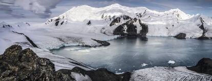 Panorámica de la bahía Falsa (vecina de la Sur), al sur de la isla Livingston.