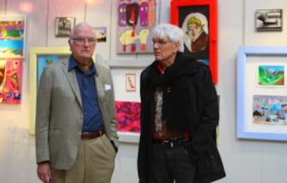 Los psiquiatras José Guimón y Jean Luc Roedlant en la muestra del Centro Municipal de Abando.