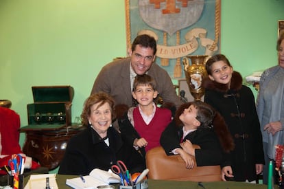 Luis Alfonso de Borbón y su esposa Margarita Vargas junto con la abuela de este Carmen Franco.