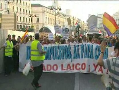 Enfrentamiento verbal entre la manifestación atea y los peregrinos