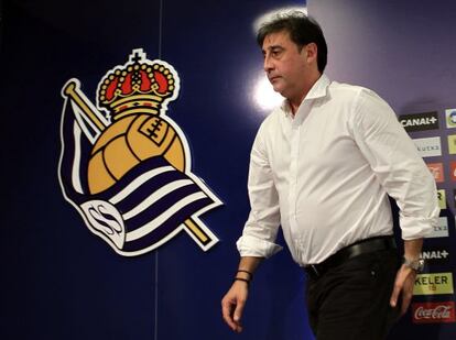 El director deportivo de la Real Sociedad Lorenzo Juarros en la rueda de prensa en el campo de entrenamiento de Zubieta.