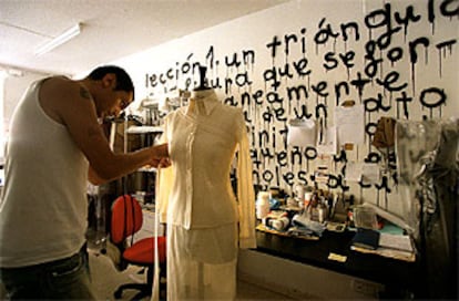 David Delfín prepara su próxima colección en su taller de Madrid.