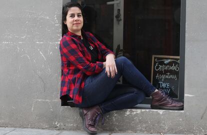Cecilia Ortiz, propietaria del bar argentino La Dorrego, días antes de volver a abrir su bar gracias al paso a la fase 1 de la Comunidad de Madrid el pasado lunes 25