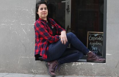 Cecilia Ortiz, propietaria del bar argentino La Dorrego, das antes de volver a abrir su bar gracias al paso a la fase 1 de la Comunidad de Madrid el pasado lunes 25