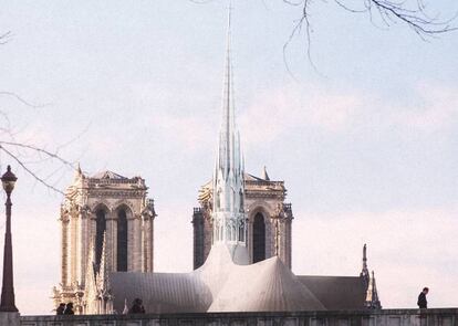 El arquitecto y artista francés David Deroo también apuesta por una solución intermedia o equilibrada entre revisitar la historia pasada del edificio e incorporar las nuevas posibilidades técnicas de nuestro tiempo. Es, junto a la del estudio Fuksas, una de las propuestas más fieles a las formas originales de la iglesia y, de alguna manera también la más discreta, aunque no entra en especificaciones técnicas ni da información sobre los materiales. Según declara Deroo en su cuenta de Instagram, preocupado por los posibles efectos de un concurso internacional de ideas para reconstruir Notre Dame, tiene "la esperanza de que el proyecto final que se lleve a cabo sea humilde pero innovador, delicado, bello y comprometido, creado por gente altamente preparada alrededor de una mesa común".