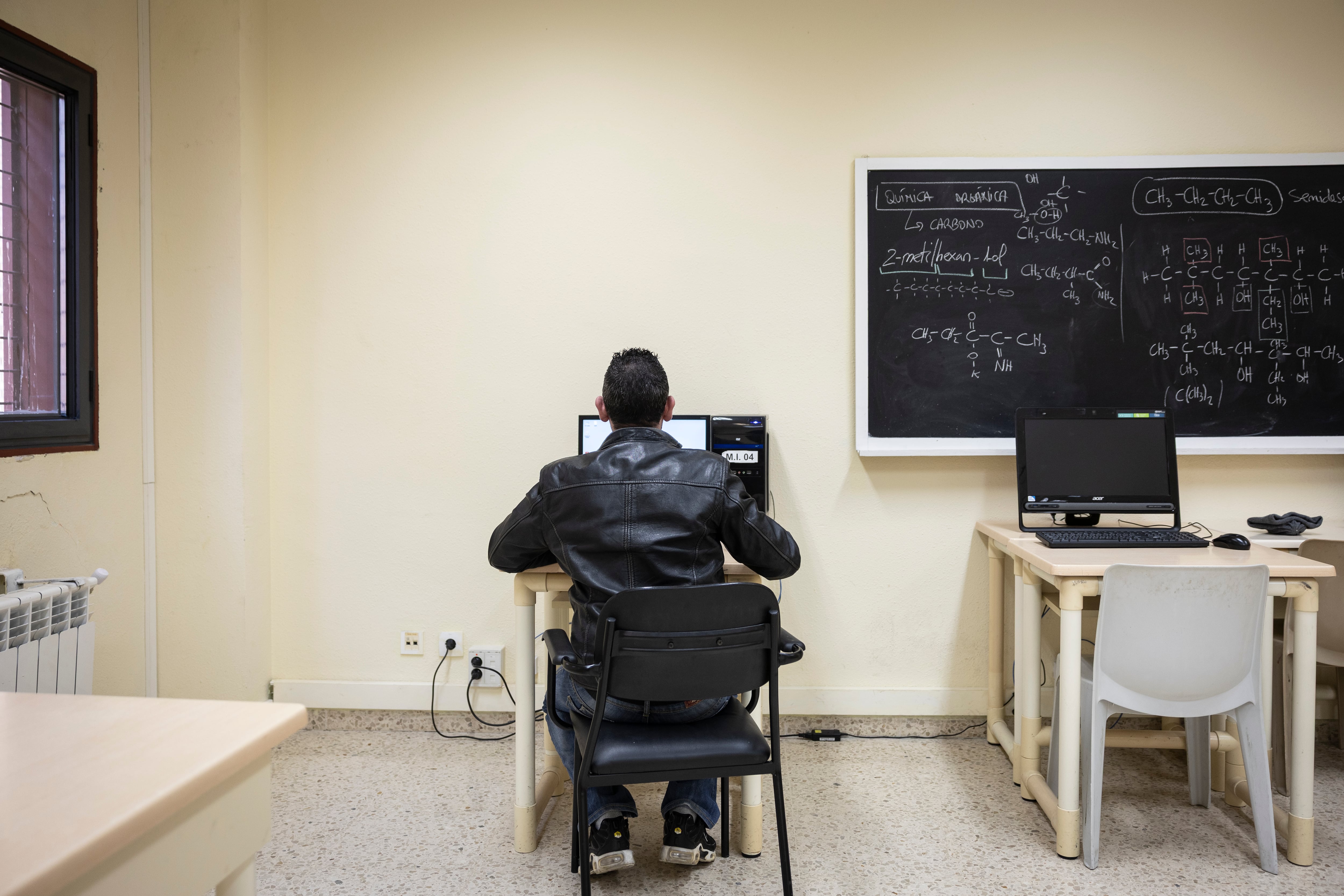 Antonio, un preso de la carcel de Zuera que está cursando Educación Social en la UNED, en el aula informatica donde tiene acceso a los ordenadores para estudiar y realizar exámenes.