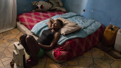 Una joven nigeriana en la habitación donde suele recibir a sus clientes en Castelvolturno, en el sur de Italia.