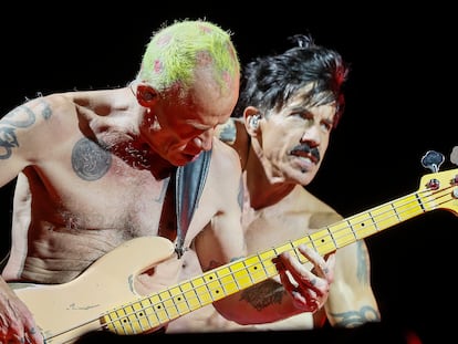 El bajista Flea (izquierda) y el cantante Anthony Kiedis, del grupo Red Hot Chili Peppers, durante el concierto del sábado en el estadio de La Cartuja, en Sevilla