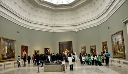 Visitantes en la sala Vel&aacute;zquez del Museo del Prado.