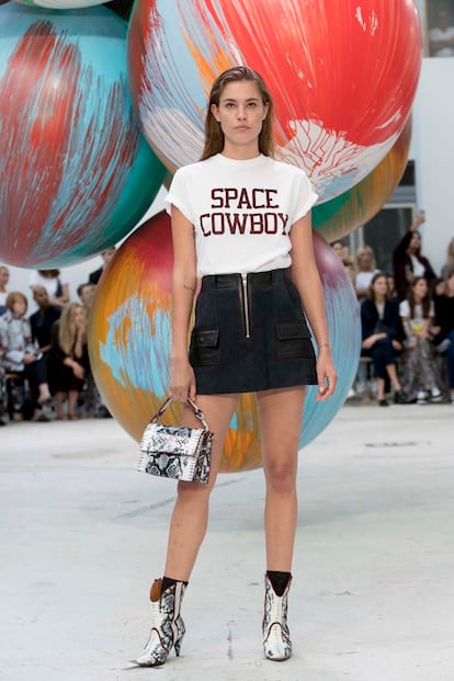 'Space Cowboy'. Dos palabras estampadas sobre fondo blanco han conseguido agotar esta camiseta en menos de una semana. Ganni, la marca danesa que está detrás del diseño, la puso a la venta junto a otro modelo en tono nude justo después de subirlas a la pasarela en la Semana de la Moda de Copenhague. En la imagen, la modelo danesa del momento, Nadja Bender, durante el desfile.