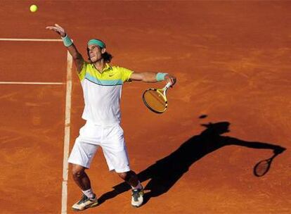 Rafael Nadal realiza un saque durante el partido contra Rochus.