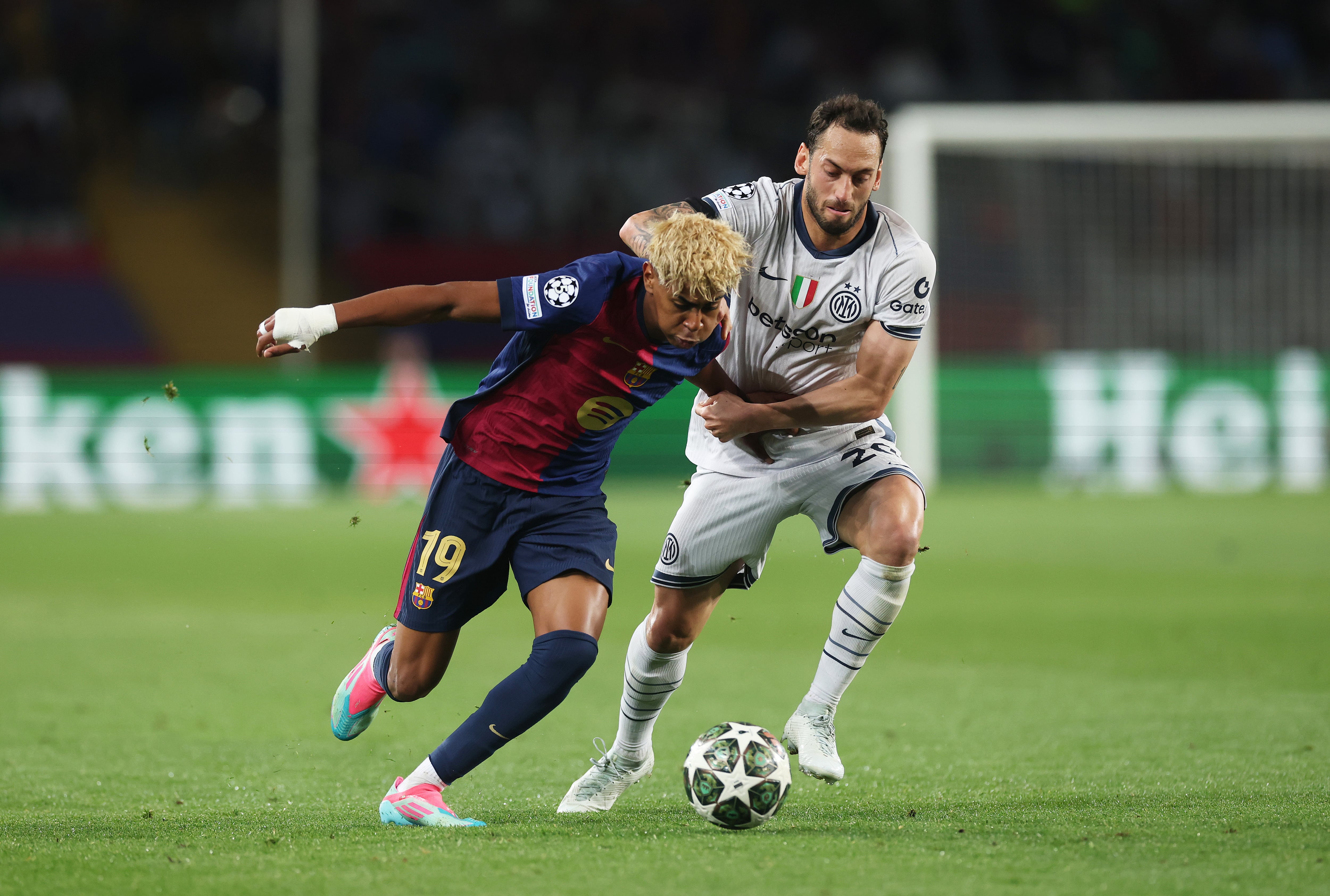Lamine desafía a Messi y al pánico en defensa