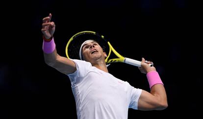 Nadal volea durante el partido contra Tsitsipas.