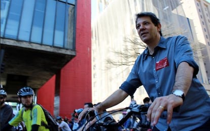 Haddad na ciclovia na Paulista.