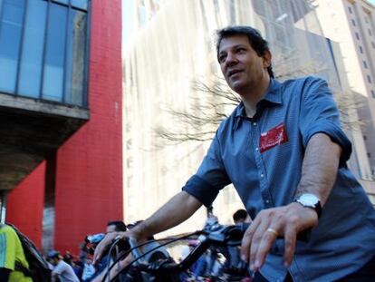 Haddad na ciclovia na Paulista.