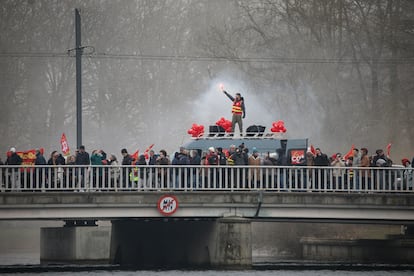 Protestas en la ciudad de Caen en contra la nueva ley de la pensiones, este martes. 