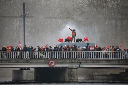 Protestas en la ciudad de Caen en contra la nueva ley de la pensiones, este martes.