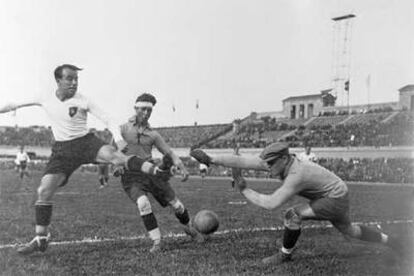 Barcelona, 14 de abril de 1932. Samitier (a la izquierda) se adelanta a Antoñito y Ricardo Zamora (a la derecha), en el partido de selecciones de Cataluña y Centro.