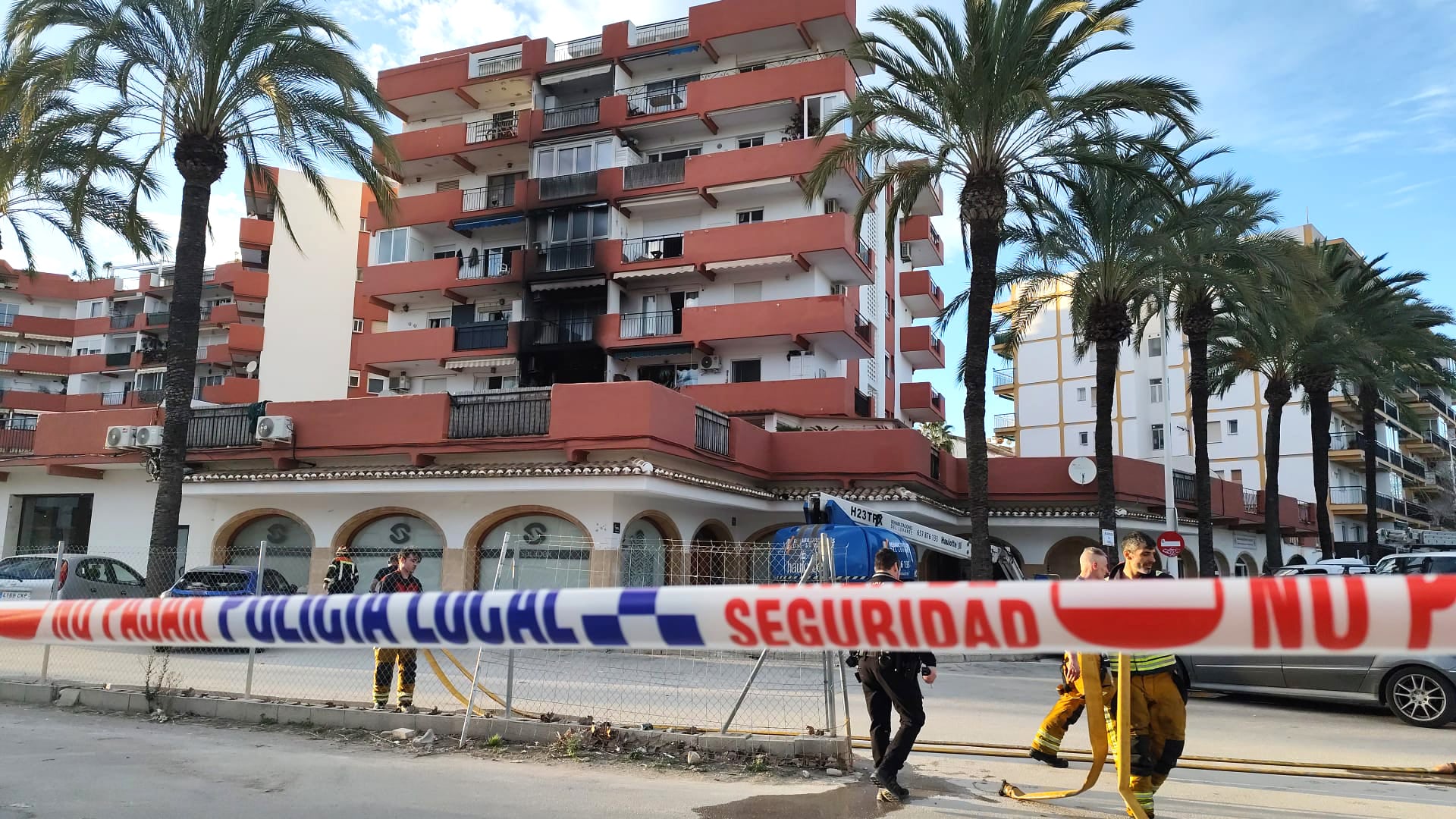 Al menos dos muertos y 40 desalojados en el incendio de una vivienda en Xàbia (Alicante)