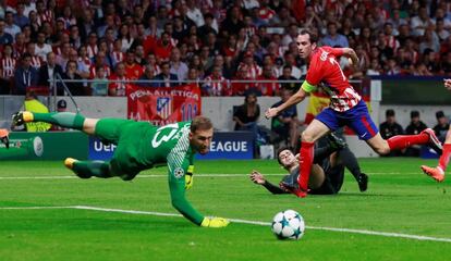 El jugador del Chelsea, Álvaro Morata, chuta ante el defensa Diego Godín y el portero del Atlético Jan Oblak.