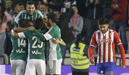 Los jugadores del Betis celebran el segundo gol de Vargas al Sporting.