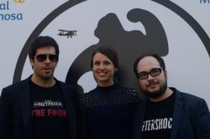 De izquierda a derecha, los actores Eli Roth y Natasha Yarovenko y el director Nicol&aacute;s L&oacute;pez. 