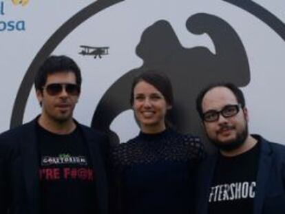 De izquierda a derecha, los actores Eli Roth y Natasha Yarovenko y el director Nicol&aacute;s L&oacute;pez. 