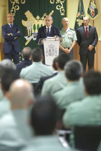 El ministro del Interior, Jorge Fernández Díaz, pronuncia un discurso en el cuartel donostiarra de Intxaurrondo.