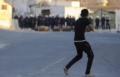 Un manifestante se enfrenta a polic&iacute;as antidisturbios el viernes en Bahr&eacute;in.