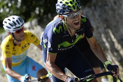 Alejandro Valverde intenta escaparse del líder, Vincenzo Nibali.
