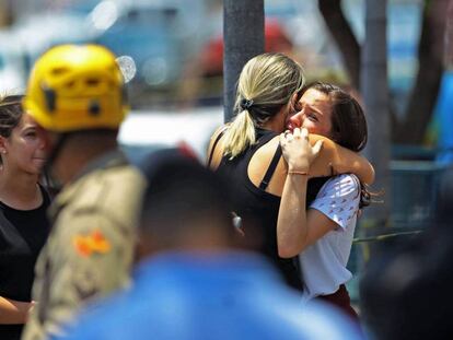 Estudiante abraza la madre después de compañero disparar en contra de alumnos en Goiania.